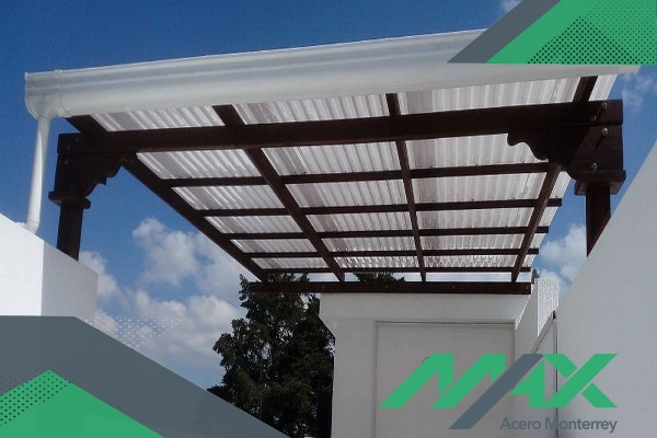 La lámina traslúcida para techo es uno de los componentes que mejores resultados da a un costo muy inferior en comparación con otras opciones.